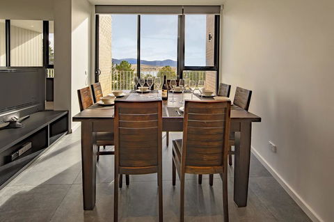 Chilam 'B' - Sophisticated Style With Views To The Lake & Mountains - NT Tourism 1