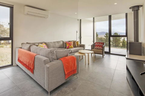 Chilam 'B' - Sophisticated Style With Views To The Lake & Mountains - NT Tourism 2