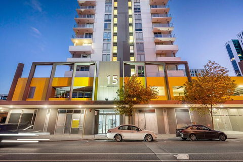 City Rest With Views - High Up Sleeps 4 + Parking - NT Tourism 3