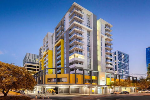 City Rest With Views - High Up Sleeps 4 + Parking - NT Tourism 1
