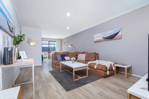 Coastal Convenience! Walk To The Shops & Cafes... - NT Tourism 0