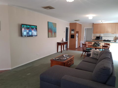 Cobram Cottage - Accommodation NT 3