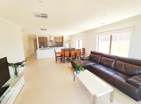 Comfortable 5BR House 6mins To Werribee Station.Great Ocean Road Tourist Stopover - Accommodation NT 0