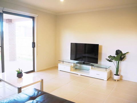 Comfortable 5BR House 6mins To Werribee Station.Great Ocean Road Tourist Stopover - Accommodation NT 2
