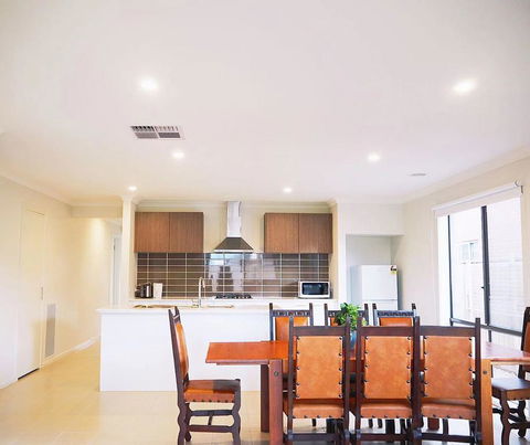 Comfortable 5BR House 6mins To Werribee Station.Great Ocean Road Tourist Stopover - Accommodation NT 3
