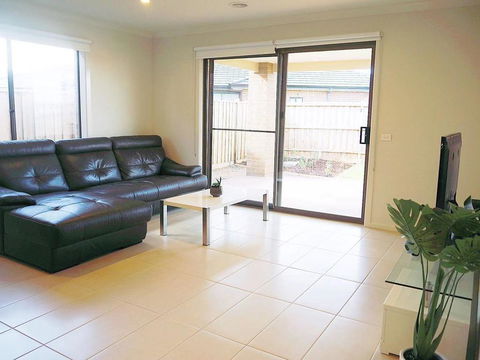 Comfortable 5BR House 6mins To Werribee Station.Great Ocean Road Tourist Stopover - Accommodation NT 1
