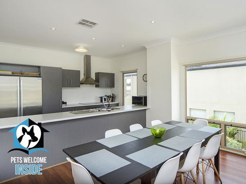 Contemporary Golf Course Frontage 3BR - NT Tourism 2