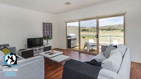 Contemporary Golf Course Frontage 3BR - NT Tourism 1