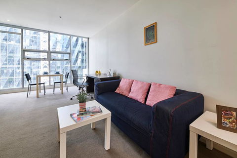 Convenient & Modern 1 Bed Apartment Docklands - Accommodation NT 2