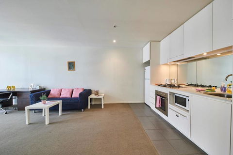 Convenient & Modern 1 Bed Apartment Docklands - Accommodation NT 3