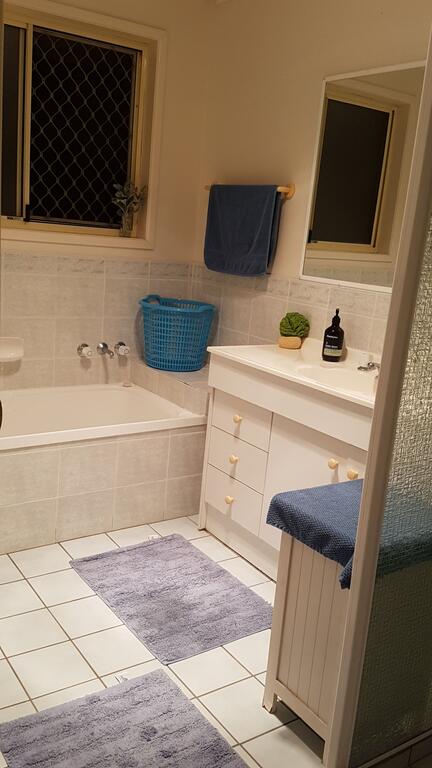 Cosy Quiet Bedroom Ferny Grove - Accommodation NT 3