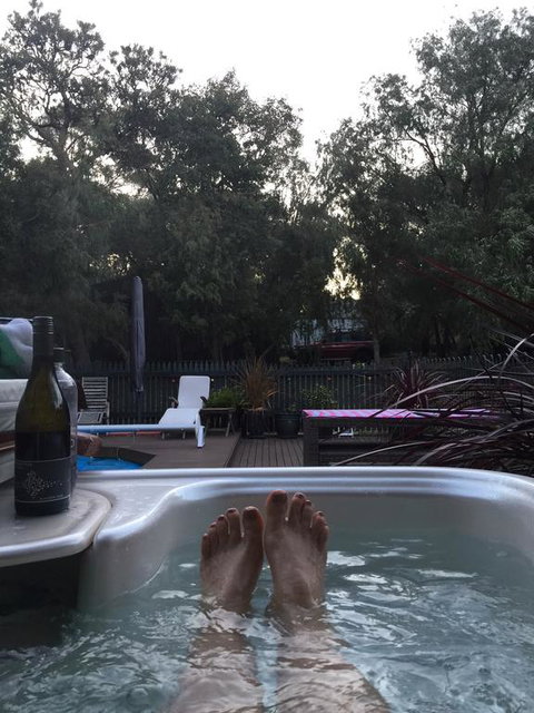 Country Retreat On 1 Acre With Pool, Hot Tub Surrounded By Trees - NT Tourism 2