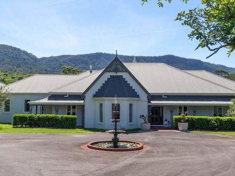 Cowley House - Stunning Entertainer, Views, Pool - NT Tourism 0