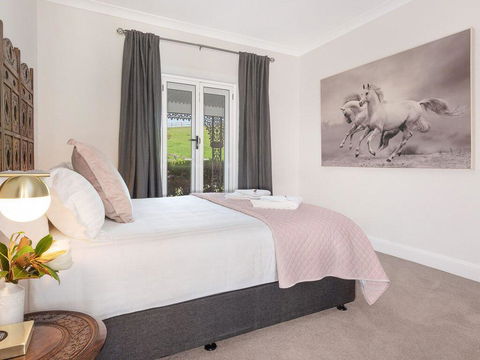 Cowley House - Stunning Entertainer, Views, Pool - NT Tourism 3