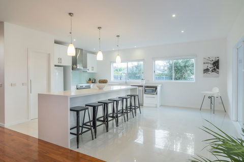Currawong Close - Heated Pool, Home Theatre, WiFi, 4 Bdrm, Pool Table - Accommodation NT 2