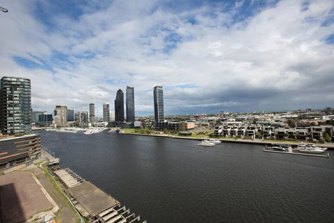 Delightful 2BR Riverview@Docklands - Accommodation NT 3