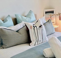 Deluxe and Brand New Lakeside Apartment - Accommodation NT