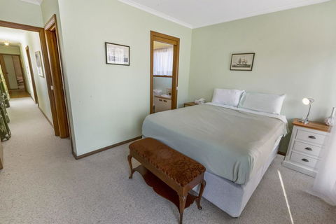 Eagle Point Getaway - Waterfront Serenity! - Accommodation NT 2