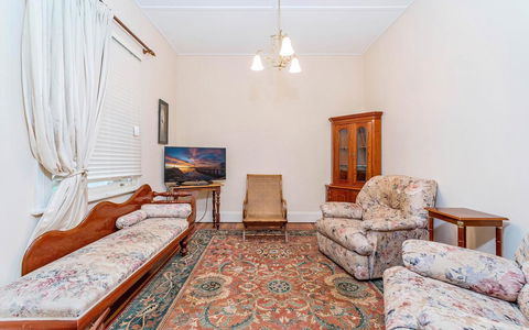 Eliza 1875 Red Brick Duplex Townhouse - Accommodation NT 2