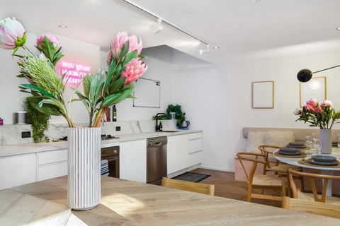 Enjoy Cafe Culture From Chic Warehouse Conversion - Accommodation NT 1