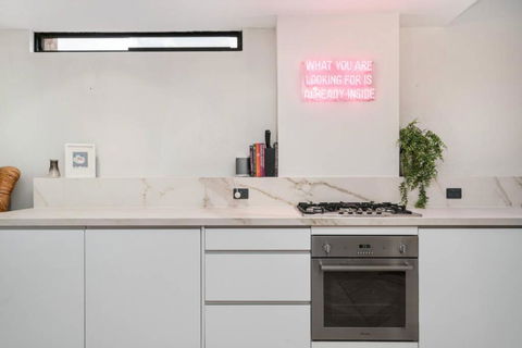 Enjoy Cafe Culture From Chic Warehouse Conversion - Accommodation NT 2