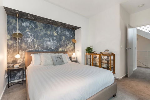 Enjoy Cafe Culture From Chic Warehouse Conversion - Accommodation NT 3