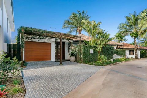 Esprit Luxury Retreat Palm Cove - NT Tourism 3