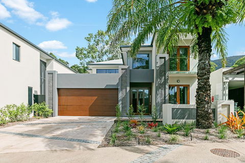Esprit Luxury Retreat Palm Cove - NT Tourism 0
