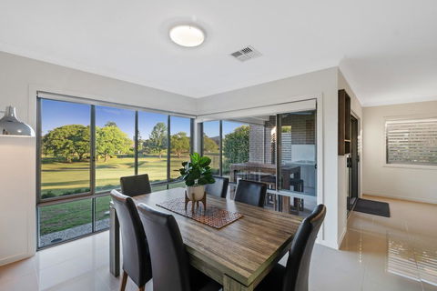 Fairway Village @ Windaroo Lakes Golf Club - NT Tourism 0