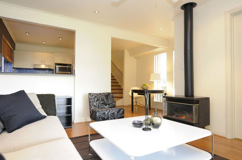 Feathers Serviced Townhouse - Accommodation NT 1
