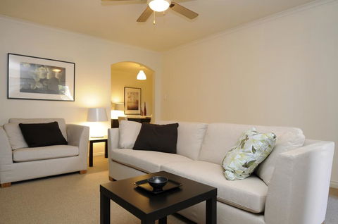 Feathers Serviced Townhouse - Accommodation NT 3