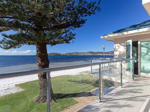Filoli', 91 Foreshore Drive - Huge Waterfront Home - NT Tourism 0