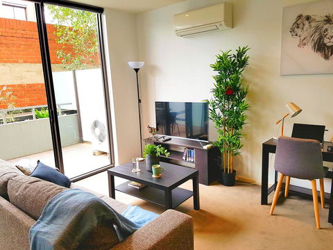 FITZROY FANTASTIC 1BR APT With FREE WINE, NETFLIX, WIFI, Close To TRAMS, COLES - Accommodation NT 0