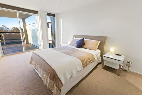 Gippsland Lakehouse A - Canal Frontage - NT Tourism 3