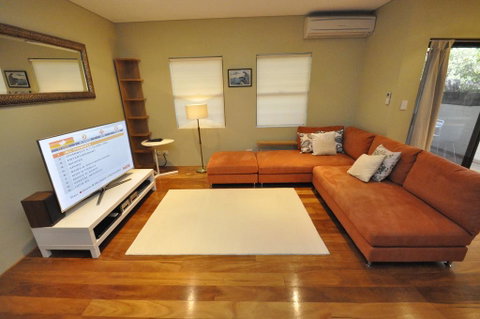 Glebe Self-Contained Modern One-Bedroom Apartment (47ROS) - NT Tourism 1