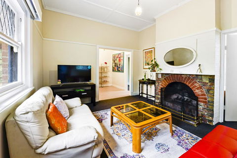 GlenIris Beautiful 6BedderFamily House+2Bath+Pool - Accommodation NT 2