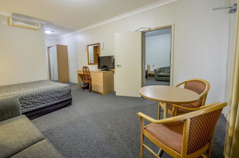 Golden Guitar Motor Inn - Accommodation NT 0