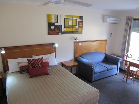 Golfers Lodge Motel - NT Tourism 0