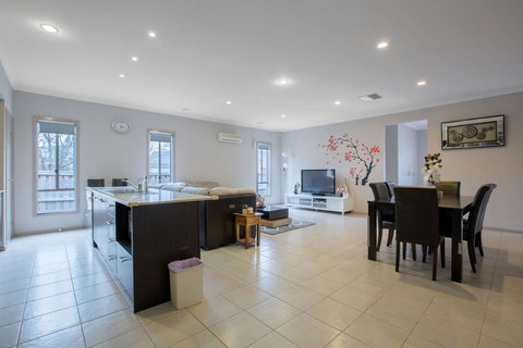 Gorgeous 4BR Home In Point Cook - Accommodation NT 3