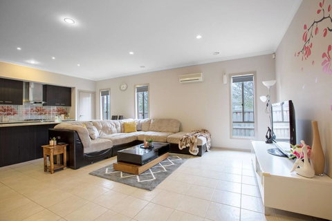 Gorgeous 4BR Home In Point Cook - Accommodation NT 1