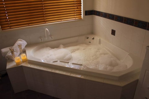 Granite Gardens Cottages & Lake Retreat - Accommodation NT 2