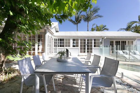 Hamptons Style Family Home 5 Minutes From Beach - Accommodation NT 3