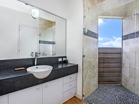 HEARN'S BEACH HOUSE - Accommodation NT 3