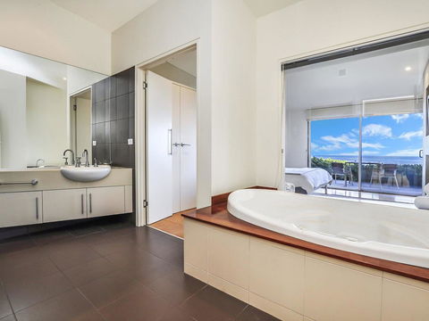 HEARN'S BEACHSIDE VILLA 7 - Accommodation NT 1