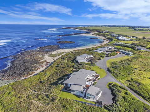 HEARN'S BEACHSIDE VILLA 8 - Accommodation NT 2