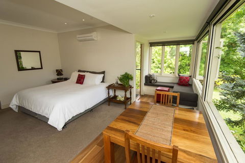 Hollyhock - Accommodation NT 0
