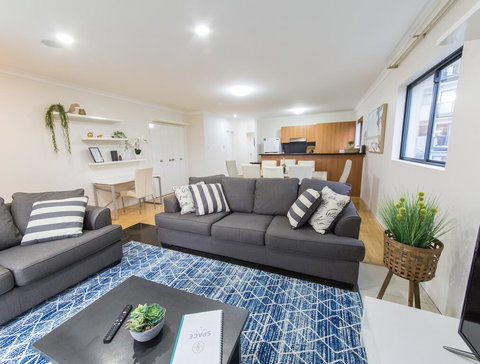 ISOLATION READY!! Super Size Me!! Top Location. Isolation Ready. Sanitised. Free CAT Bus, Pool, Gym And Everything At Your Finge - Accommodation NT 1