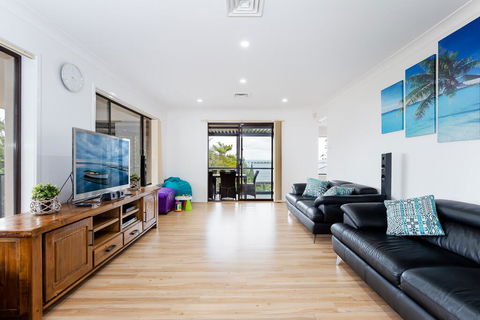 Kallaroo, 3 Kallaroo Street- Great House With Views, Pool, WIFI And Aircon - NT Tourism 1