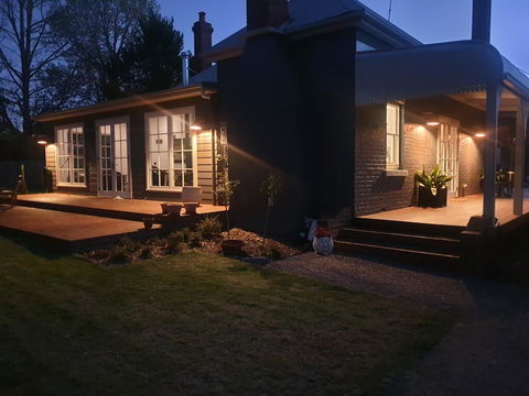 Kings Cottage Uralla - NT Tourism 2