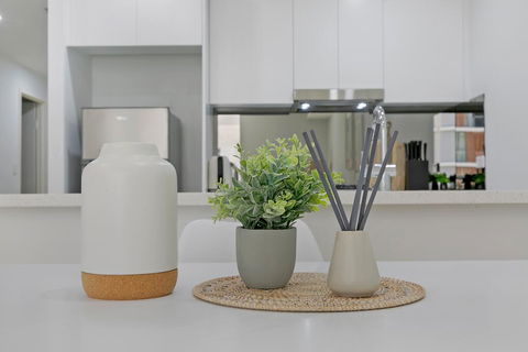 KOZYGURU MASCOT WALK TO STATION MODERN DESIGNER 2 BED APT FREE PARKING NMA260-312 - Accommodation NT 2